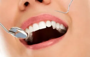 Exame clínico odontológico com espelho